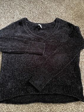 EUC Mudd black chenille v-neck sweater size Large